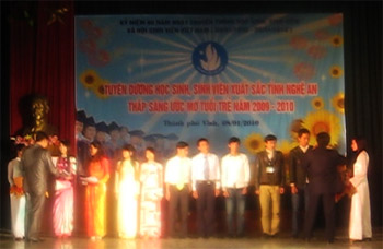 Kỷ niệm 60 năm ngày truyền thống học sinh, sinh viên và Hội Sinh viên Việt Nam; Tuyên dương học sinh, sinh viên tiểu biểu tỉnh Nghệ An năm 2009