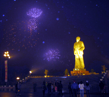 Bắn pháo hoa tại Quảng trường Hồ Chí Minh dịp Tết Tân Mão