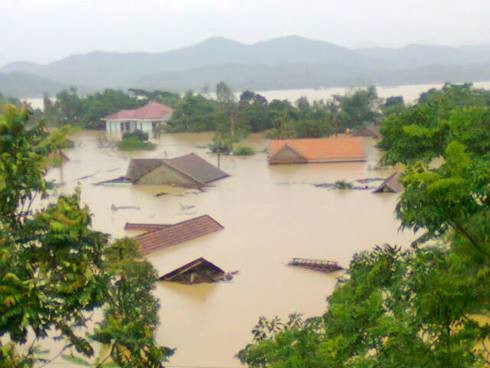 Xả lũ khẩn cấp, Quỳnh Lưu nước ngập nuốt mái nhà