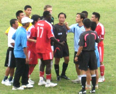 Văn Quyến ghi bàn trận derby thành Vinh